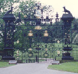 cr_chirk_castle_gate.jpg