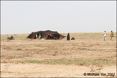f_iraq_brit_soldier_bedouin_yon.jpg