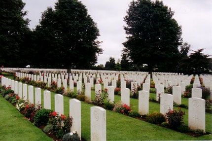 f_wwii_graves_bayeux_2.jpg