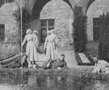 World War I nurses carry wounded soldier into field hospital