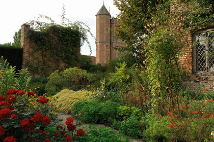 life__garden_sissinghurst_a.jpg